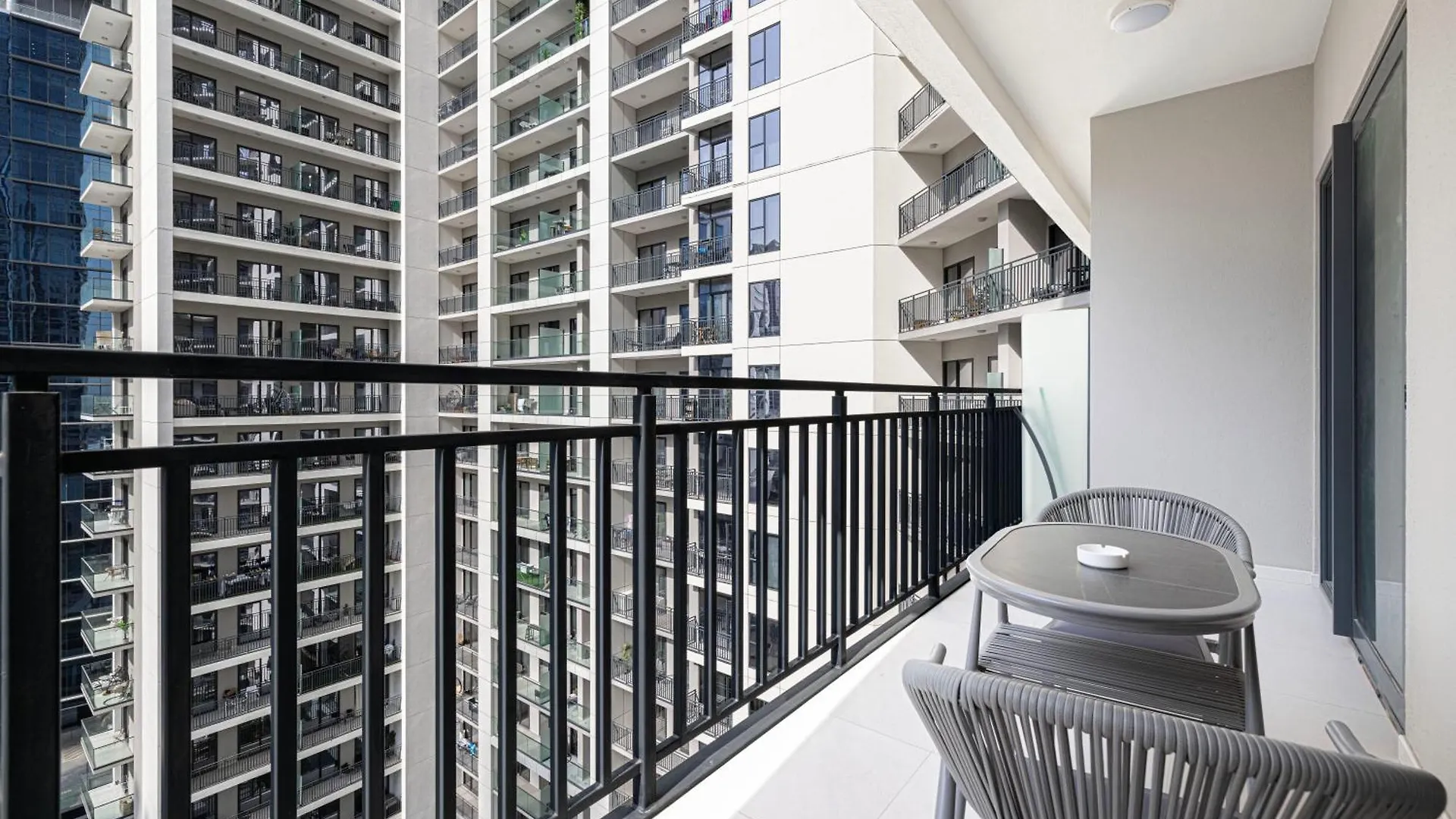 Stunning 1Br With City View - Zada Tower, Business Bay Dubai Apartment